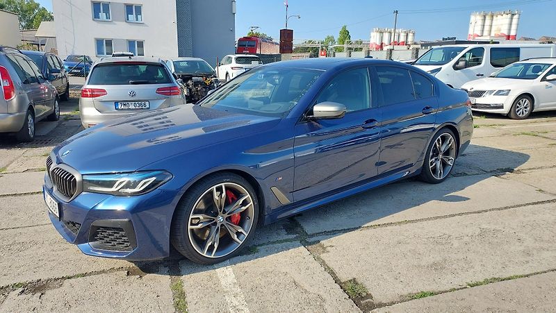 BMW Řada 5 (2020) M550i xDrive - fotka 1 z 7