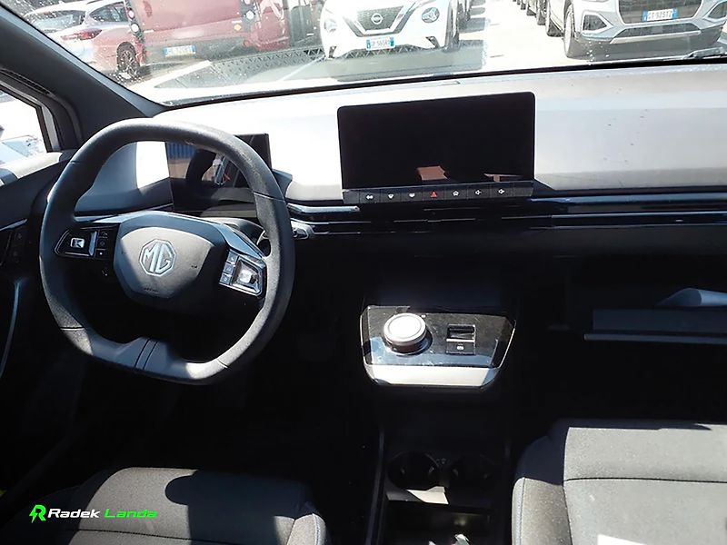 MG MG4 (2023) LED, Keyless, CarPlay, kamera - fotka 4 z 8