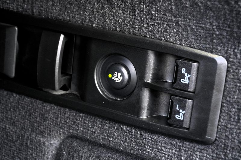 BMW iX 40, SoH 96,8%, SkyLounge,Tažné - fotka 35 z 37