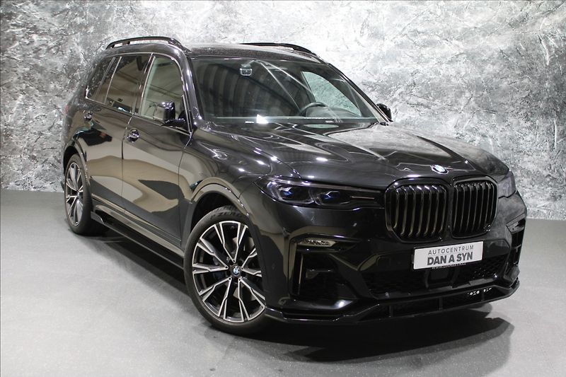 BMW X7 4,4 xDrive M50i B&W, Night-V - fotka 2 z 40