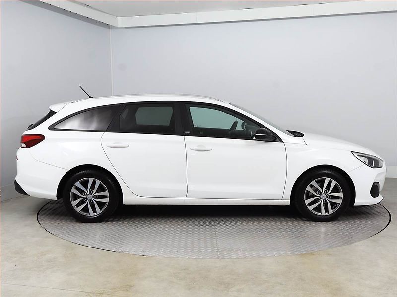 Hyundai i30 (2018) Go! 1.0 T-GDI, Serv.kniha - fotka 6 z 15