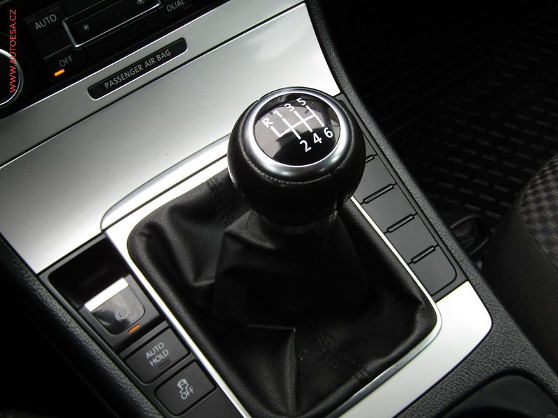 Volkswagen Passat (2011) 1.4 TSi, AC, výhřev sed - fotka 17 z 20