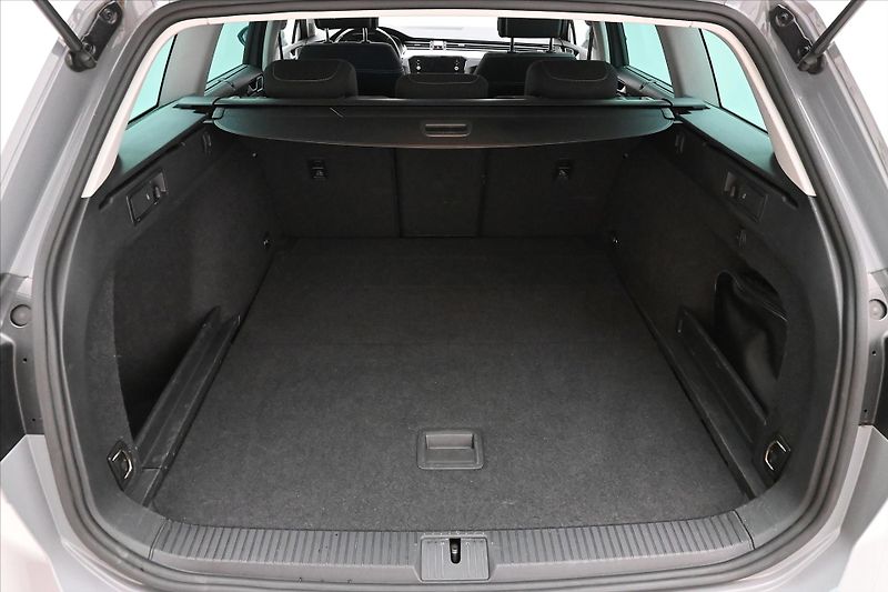 Volkswagen Passat 2,0 TDI 110kW DSG Business Zár - fotka 9 z 25