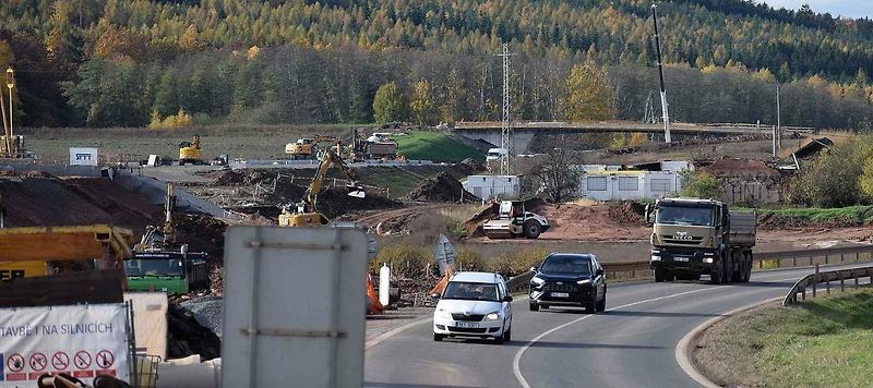 Stavba dálnice D6 u Lubence.