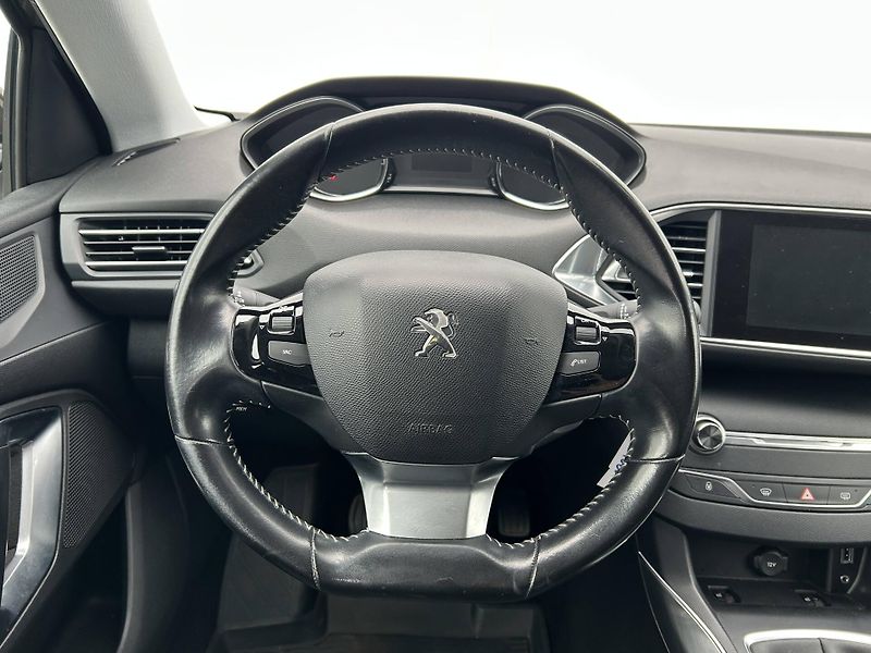 Peugeot 308 ALLURE PACK S&S MAN6 1,2 PureT - fotka 11 z 23