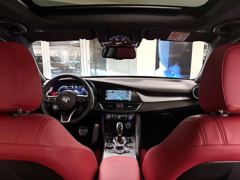 Alfa Romeo Giulia (2024) 2.0T 280k AT8 ZF Q4 4x4 Veloce - fotka 19 z 23