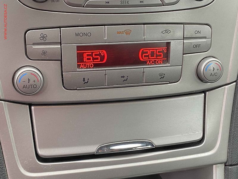 Ford Mondeo (2009) 2.0TDCi, AT, navi - fotka 16 z 20