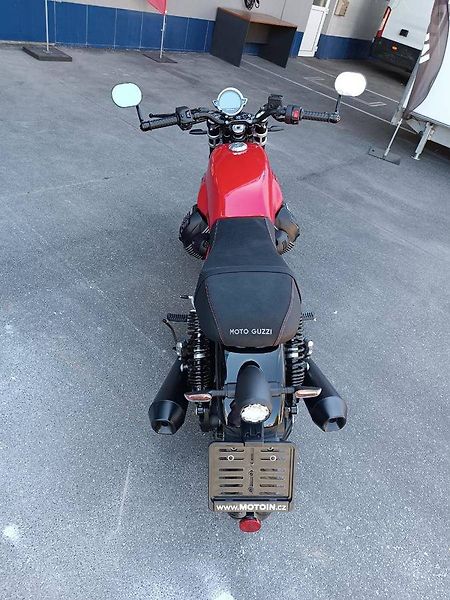 Moto Guzzi V 7 Stone Ten (2026) V7 850 Sport E5+ Rosso Monza - fotka 6 z 9
