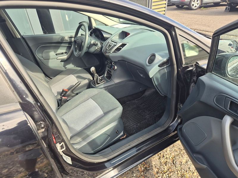 Ford Fiesta 1.2i 44kW, klima - fotka 10 z 22