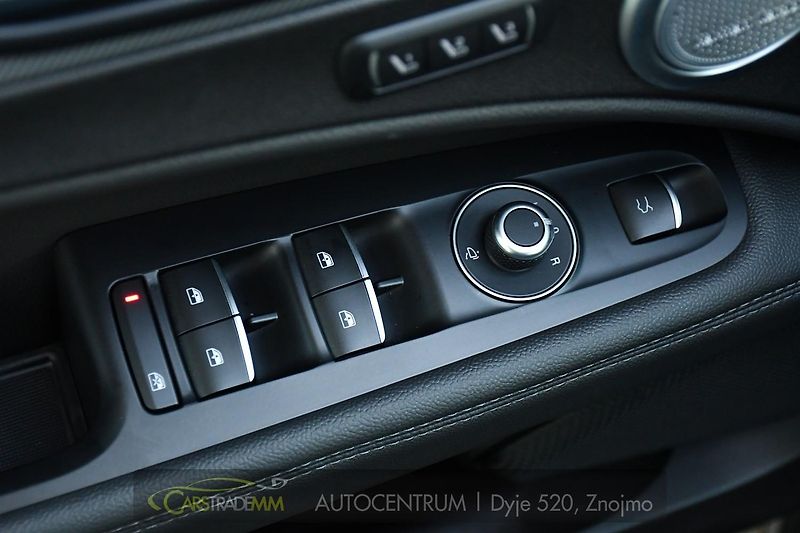 Alfa Romeo Stelvio 2.2D 16V 154kW Veloce AT8-Q4 - fotka 25 z 52