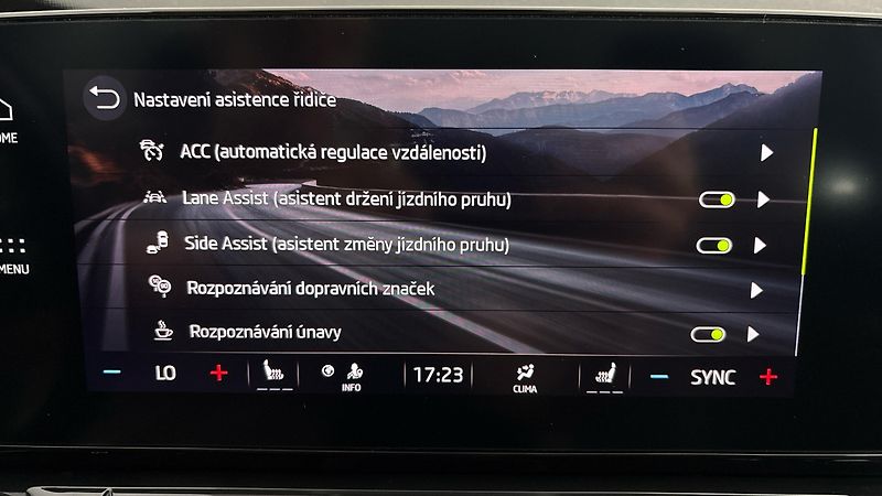 Škoda Octavia 2.0 TDI DSG 4x4 Scout Combi - fotka 24 z 28