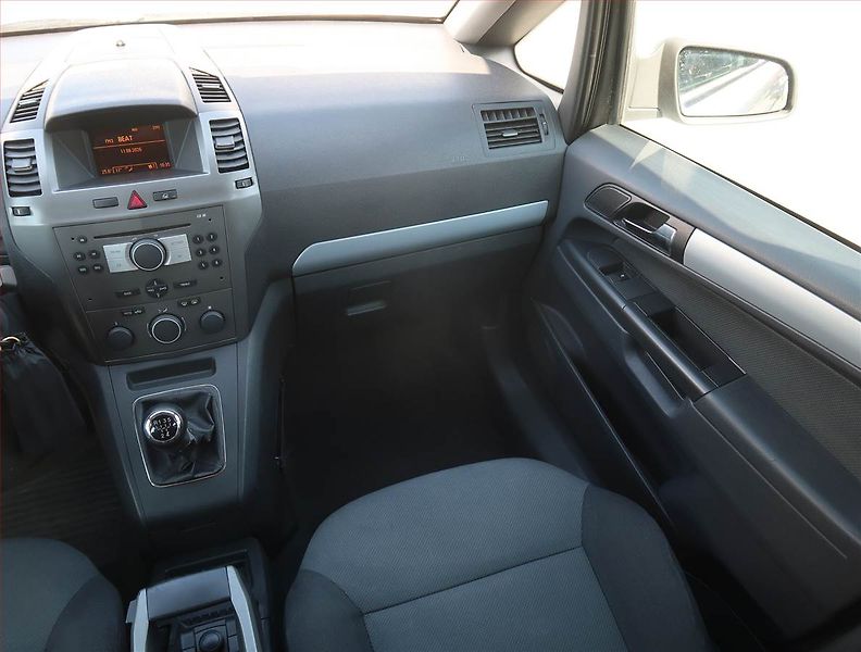 Opel Zafira (2006) 1.6, 7 míst, jezdí dobře - fotka 8 z 18
