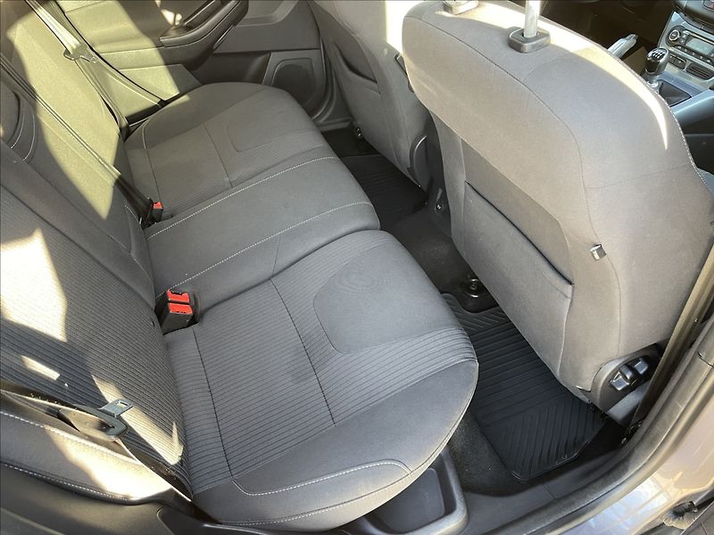 Ford Focus 1,6 TDCi 85KW AUT.KLIMA - fotka 21 z 23