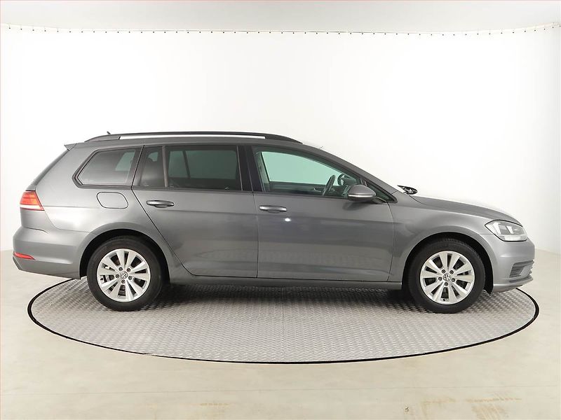 Volkswagen Golf (2019) 1.6 TDI, Navi, Park. senzory - fotka 6 z 17