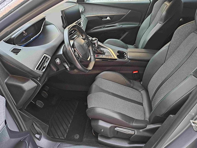 Peugeot 3008 (2021) 1,2 PT ALLURE LED ALU PDC NAVI - fotka 13 z 23