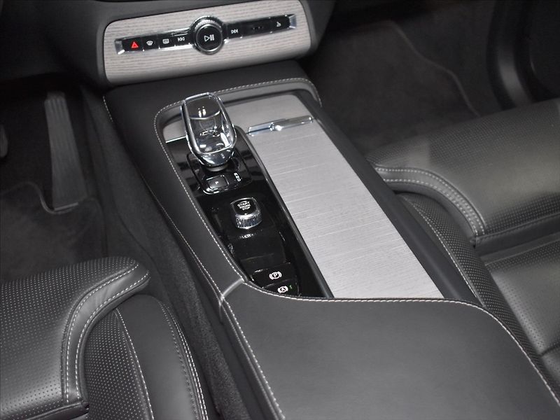 Volvo XC90 2,0 B5 AWD Ultimate tažné,Pano - fotka 17 z 28