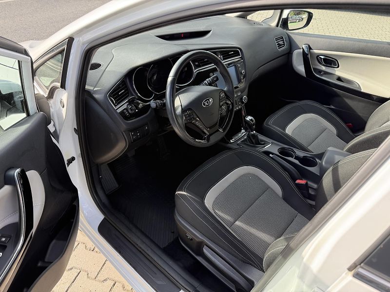 Kia Ceed (2018) TOP 1.6 GDI 99KW - fotka 11 z 15