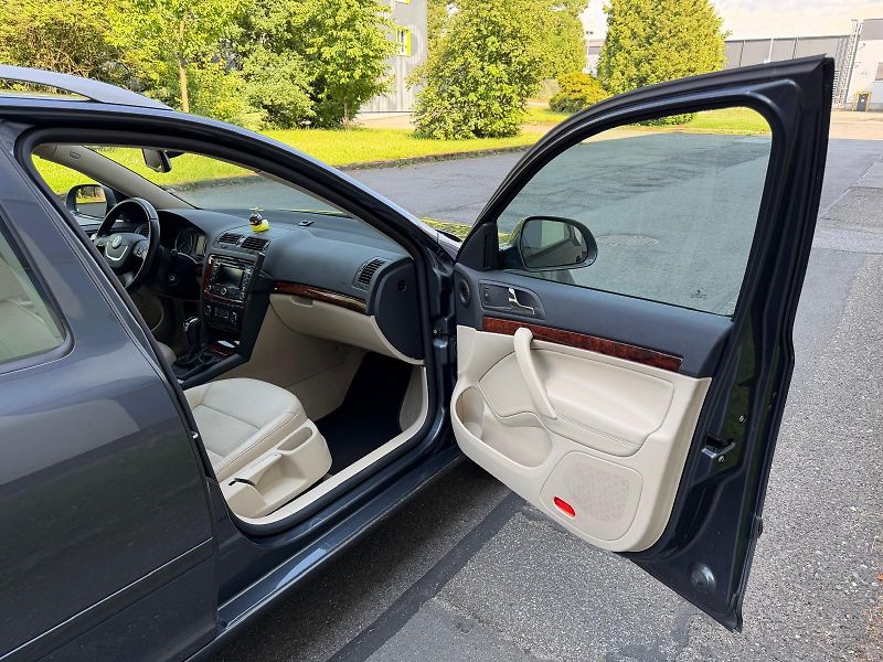 Škoda Octavia 2,0 TDi combi / servis.kn. / - fotka 19 z 37