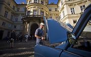 Majitelé trabantů se sjeli 29. září na německou ambasádu v Praze k 25. výročí hromadného útěku východních Němců přes ambasádu Západního Německa.