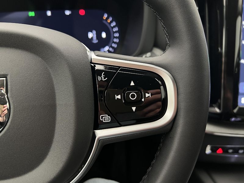 Volvo XC60 B5 AWD PLUS DARK AUT 1.maj. - fotka 27 z 46