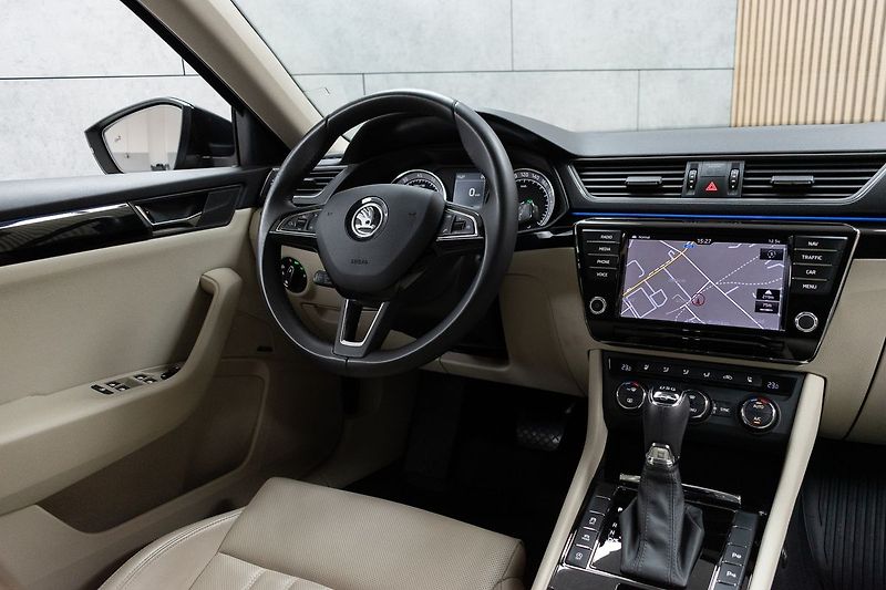 Škoda Superb 2.0 TSI 206kW L&K 4x4*TAŽNÉ*ČR - fotka 9 z 48