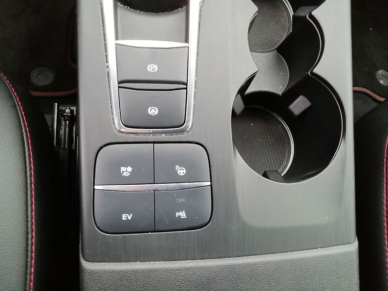 Ford Kuga Plug-In Hybrid ST-Line X - fotka 14 z 20