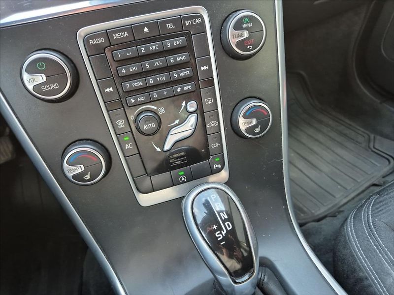 Volvo XC60 2,0 D4 FWD - fotka 14 z 18