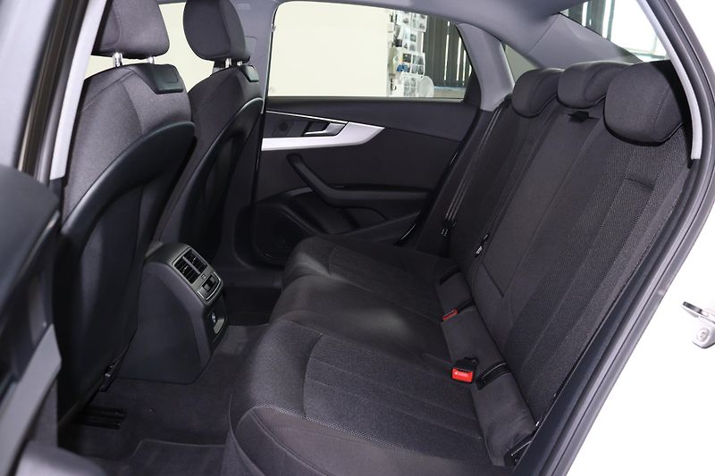 Audi A4 Limuzína 35 TFSI 110 kW - fotka 12 z 25