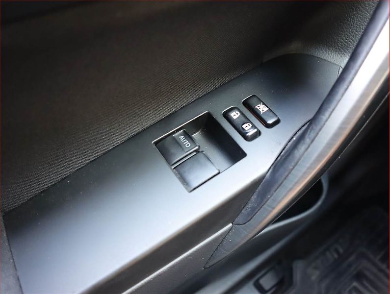 Toyota Auris (2013) 1.3 Dual VVT-i, Park. senzory - fotka 13 z 15