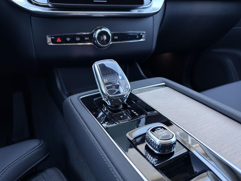Volvo XC90 T8 AWD RECH. PLUS DARK+ kola - fotka 23 z 51