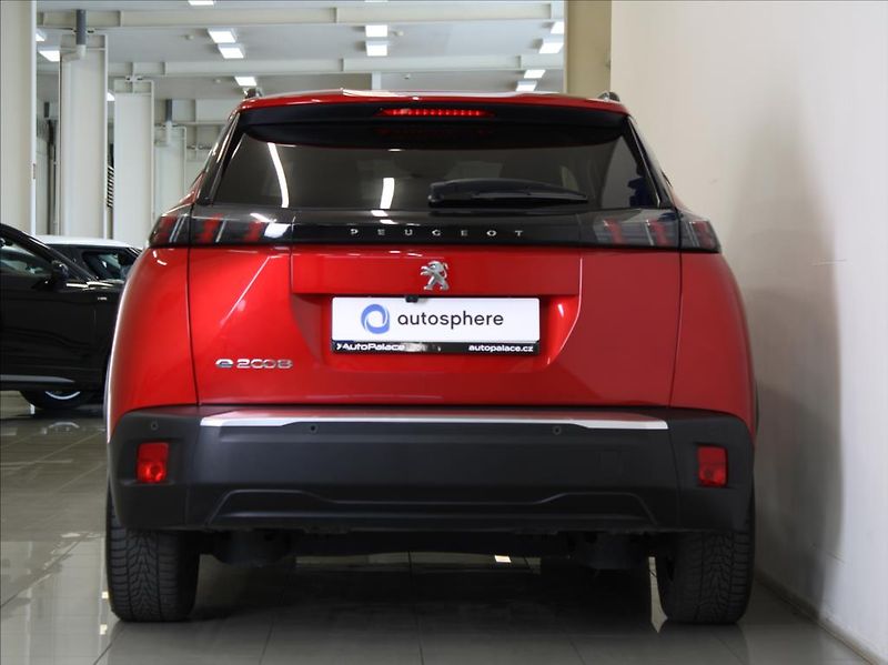 Peugeot 2008 0,1 100kW e-Allure 1.maj.ČR - fotka 4 z 22