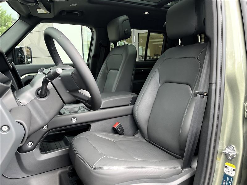 Land Rover Defender 3,0 110 D300 X-DYN HSE / SATIN - fotka 13 z 26