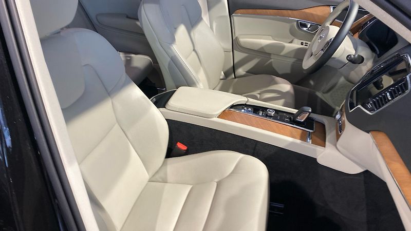 Volvo XC90 MOMENTUM PRO, B5 AWD, 173+10 k - fotka 9 z 32