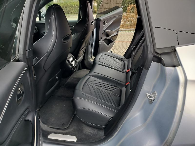 Aston Martin DBX 707 23