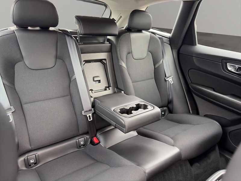 Volvo XC60 (2020) Momentum Pro B4 4x4 1.majitel - fotka 19 z 30
