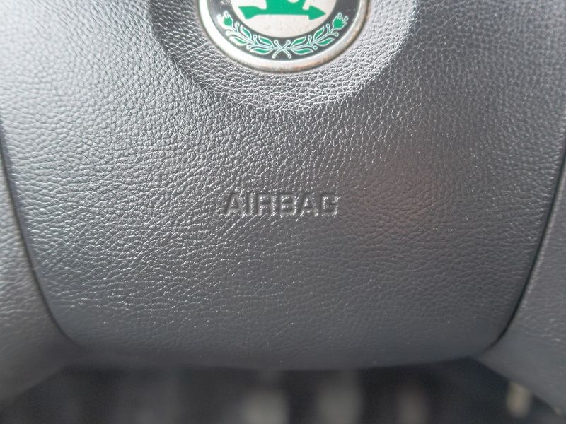 Škoda Fabia (2011) 1.2HTP 51KW – KLIMA - fotka 21 z 30