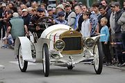 Na akci Jízda do vrchu a výstava historických vozidel se představilo na tři sta automobilů a motocyklů.