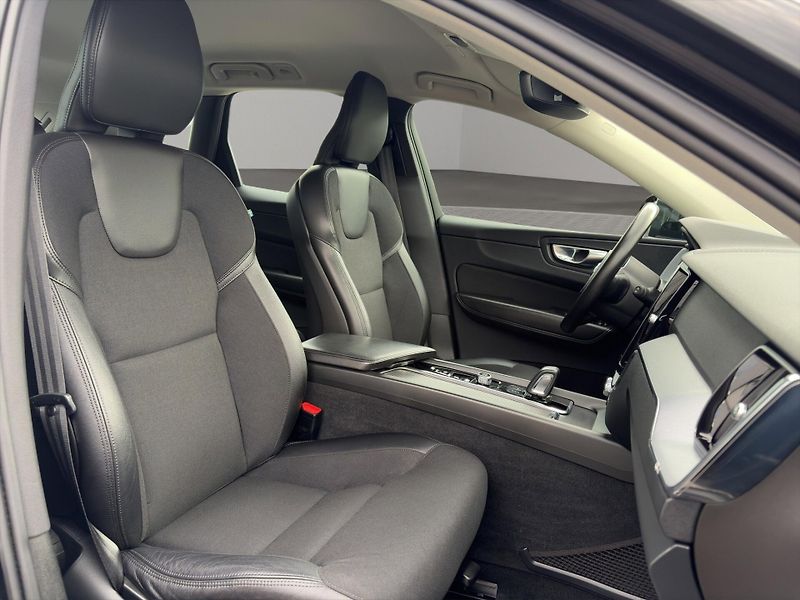 Volvo XC60 (2020) Momentum Pro B4 4x4 1.majitel - fotka 18 z 30