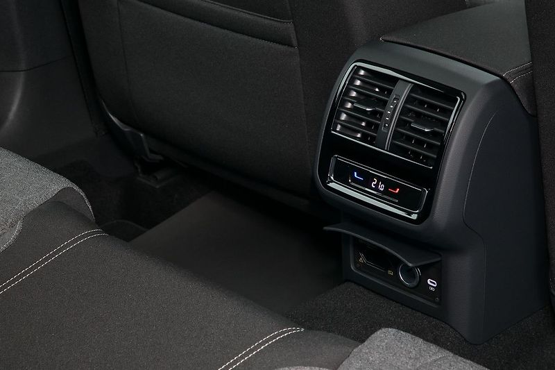 Volkswagen Passat 2.0TDI 110kW Manuál HUD Panora - fotka 19 z 34