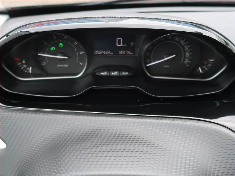 Peugeot 2008 (2019) Active 1.2 PureTech, Tempomat - fotka 11 z 16