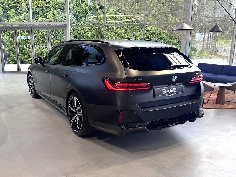 BMW Řada 5 540d xDrive Touring M-Sport - fotka 3 z 28