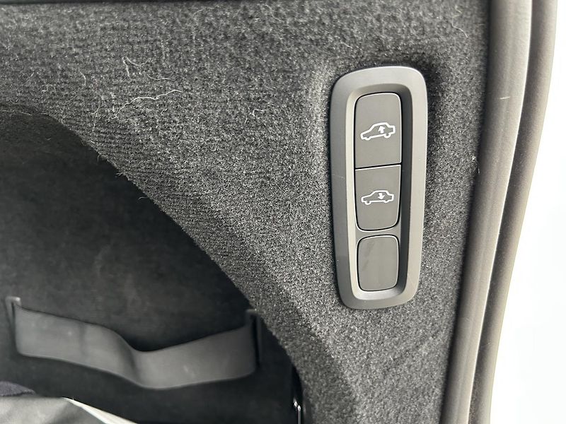 Volvo XC90 2.0 B5 4x4 PLUS Bright Vzduch - fotka 29 z 32