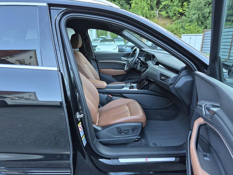 Audi e-tron 55 QUATTRO 300kw S LINE SOH92% - fotka 16 z 44