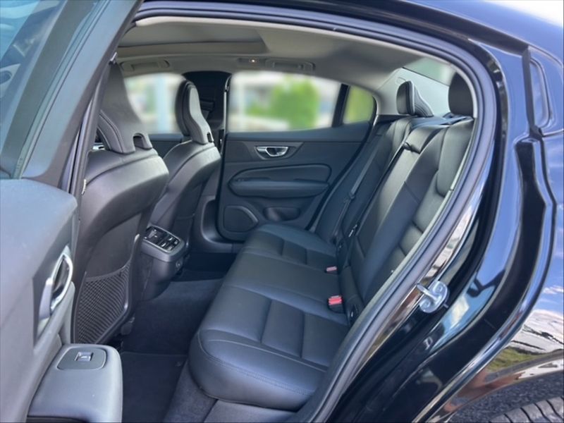 Volvo S60 2,0 B5 Ultimate Dark AWD AT - fotka 8 z 11