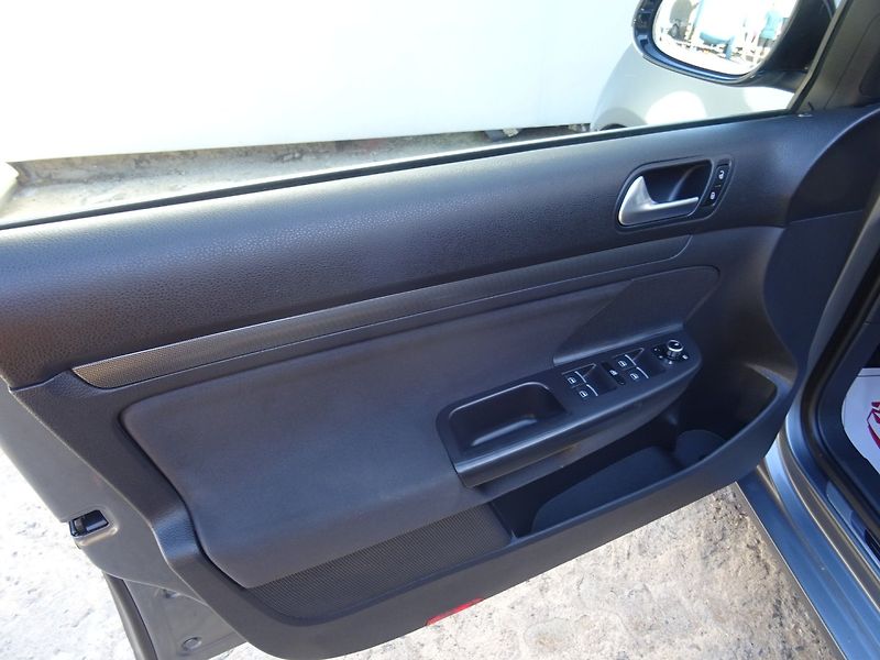 Volkswagen Golf (2011) 1.4i,90kW,STYLE,s.kni,aut.klim - fotka 16 z 22