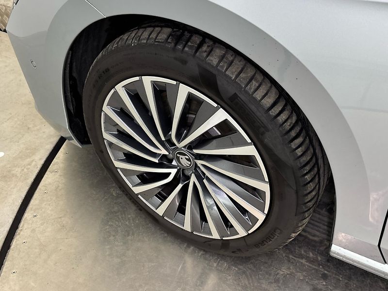 Škoda Superb L&K 4x4 DSG - fotka 28 z 30