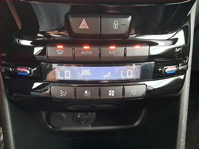Peugeot 208 (2015) 1.6 BlueHDi, Serv.kniha, Navi - fotka 16 z 19