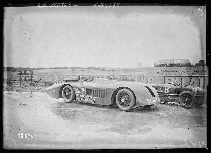 Rekordní automobil Sunbeam 1000HP, známý také jako Mystery nebo Slimák, tak jak byl po léta vystavován v britském Nationa Motor Museum v Bealieu.