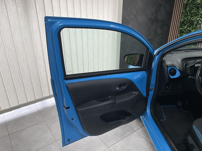 Toyota Aygo 1.0 i AUTOMAT REZERVACE  - fotka 19 z 27