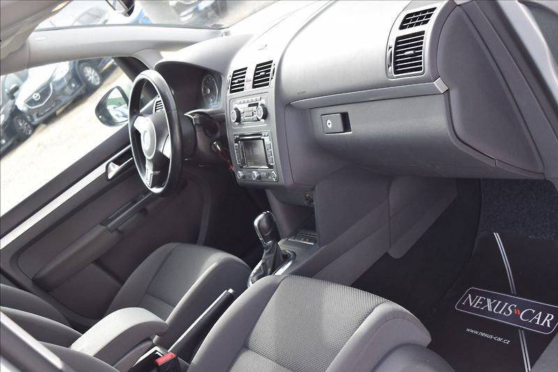 Volkswagen Touran 1,4 i 103KW AUTOMAT TAŽNÉ NAVI - fotka 39 z 44